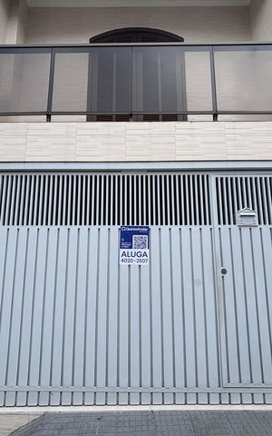 Casa para alugar com 313m², 3 quartos e 1 vaga Casa para alugar com 313m², 3 quartos e 1 vagaFachada