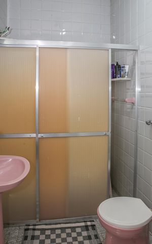 Casa à venda com 150m², 4 quartos e 1 vaga Casa à venda com 150m², 4 quartos e 1 vagaBanheiro 1