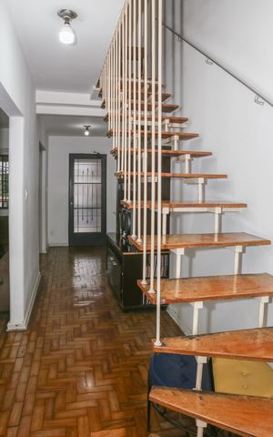 Casa à venda com 150m², 4 quartos e 1 vaga Casa à venda com 150m², 4 quartos e 1 vagaEscada