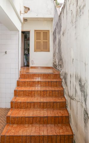 Casa à venda com 150m², 4 quartos e 1 vaga Casa à venda com 150m², 4 quartos e 1 vagaEscada externa