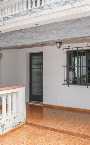 Casa à venda com 150m², 4 quartos e 1 vaga Casa à venda com 150m², 4 quartos e 1 vagaVaranda