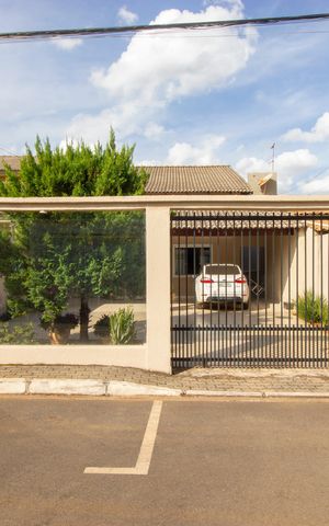 Casa de condomínio para alugar com 400m², 3 quartos e 4 vagasFachada