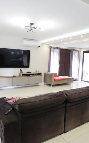 Casa de condomínio à venda com 400m², 4 quartos e 6 vagasSala de Estar
