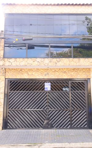 Casa à venda com 150m², 3 quartos e 2 vagasFachada do imóvel - Placa instalada no portão - Código YMAV-492