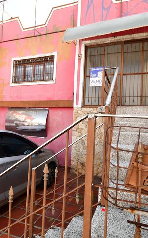 Casa à venda com 190m², 3 quartos e 3 vagasFachada / Placa
