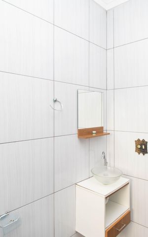 Casa à venda com 200m², 3 quartos e 2 vagas Casa à venda com 200m², 3 quartos e 2 vagasBanheiro 1
