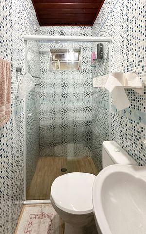 Casa à venda com 200m², 3 quartos e 8 vagasBanheiro de serviço