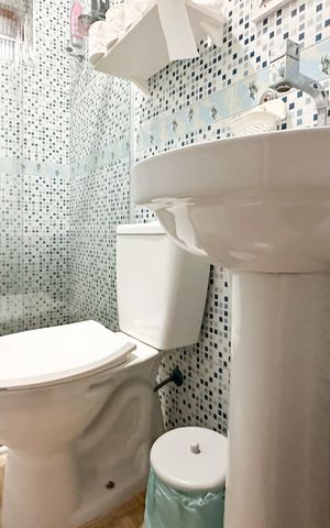 Casa à venda com 200m², 3 quartos e 8 vagasBanheiro de serviço