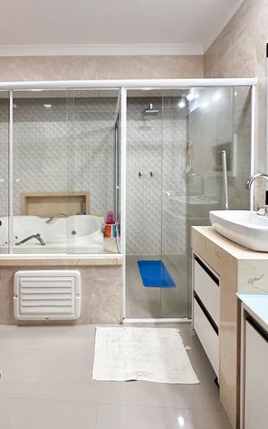 Casa à venda com 200m², 3 quartos e 8 vagasBanheiro da Suíte 1