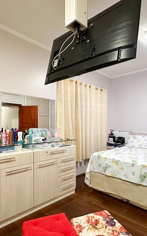 Casa à venda com 200m², 3 quartos e 8 vagasSuíte 1