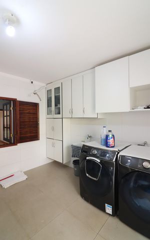 Casa à venda com 450m², 4 quartos e 2 vagasÁrea de Serviço