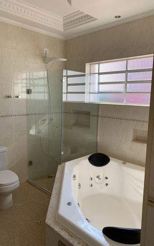 Casa para alugar com 408m², 4 quartos e 4 vagasBanheiro