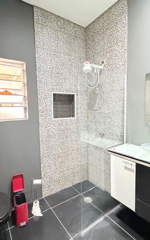 Casa para alugar com 120m², 2 quartos e 2 vagas Casa para alugar com 120m², 2 quartos e 2 vagasBanheiro social