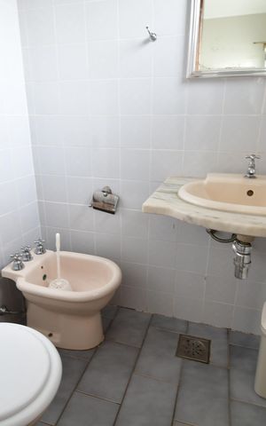 Casa para alugar com 659m², 4 quartos e 6 vagasBanheiro de serviço