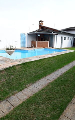 Casa para alugar com 659m², 4 quartos e 6 vagasGaragem / Piscina