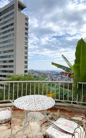 Casa à venda com 370m², 4 quartos e 4 vagas Casa à venda com 370m², 4 quartos e 4 vagasVaranda da Sala
