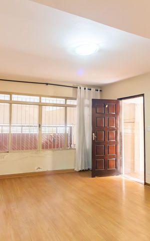 Casa à venda com 350m², 3 quartos e 2 vagas Casa à venda com 350m², 3 quartos e 2 vagasSala