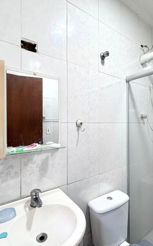 Casa à venda com 355m², 3 quartos e 4 vagas Casa à venda com 355m², 3 quartos e 4 vagasBanheiro da Edícula