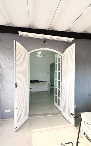 Casa à venda com 355m², 3 quartos e 4 vagas Casa à venda com 355m², 3 quartos e 4 vagasVaranda do Quarto