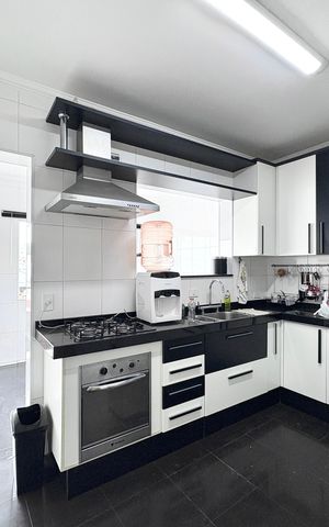 Casa à venda com 355m², 3 quartos e 4 vagas Casa à venda com 355m², 3 quartos e 4 vagasCozinha