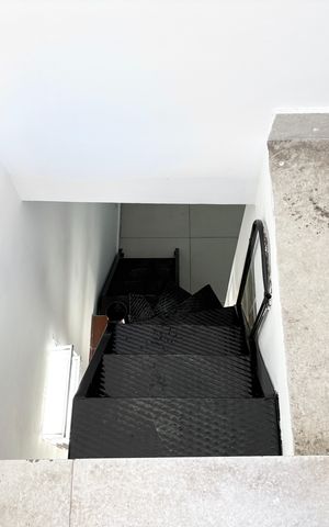 Casa à venda com 355m², 3 quartos e 4 vagas Casa à venda com 355m², 3 quartos e 4 vagasEscada do escritório para o terraço