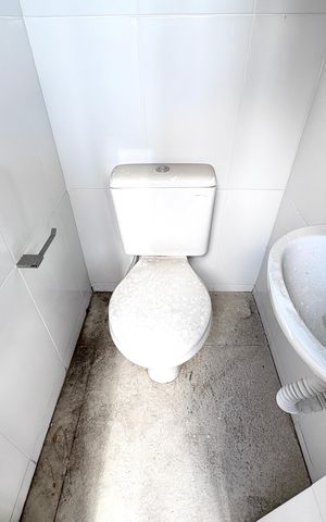 Casa à venda com 355m², 3 quartos e 4 vagas Casa à venda com 355m², 3 quartos e 4 vagasLavabo da Área Comum