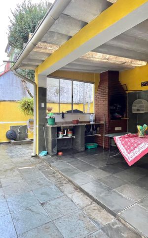 Casa à venda com 185m², 3 quartos e 2 vagas Casa à venda com 185m², 3 quartos e 2 vagasChurrasqueira