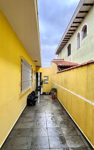Casa à venda com 185m², 3 quartos e 2 vagas Casa à venda com 185m², 3 quartos e 2 vagasÁrea externa
