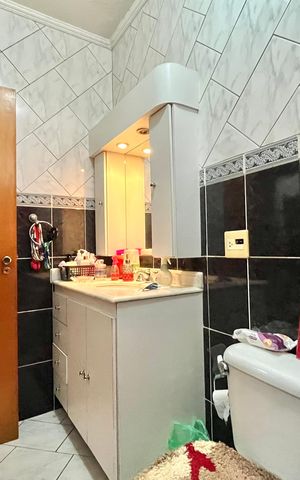 Casa à venda com 185m², 3 quartos e 2 vagas Casa à venda com 185m², 3 quartos e 2 vagasBanheiro Corredor