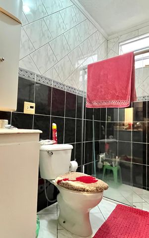 Casa à venda com 185m², 3 quartos e 2 vagas Casa à venda com 185m², 3 quartos e 2 vagasBanheiro Corredor