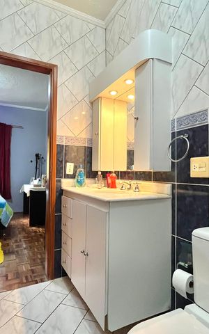 Casa à venda com 185m², 3 quartos e 2 vagas Casa à venda com 185m², 3 quartos e 2 vagasBanheiro da Suíte