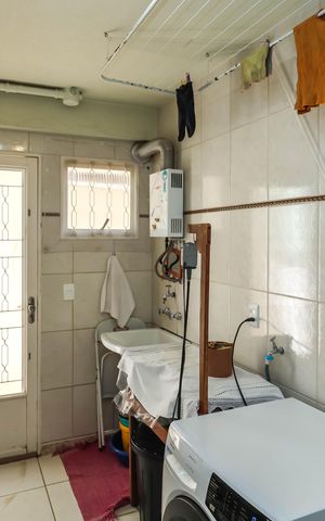 Casa à venda com 250m², 3 quartos e 2 vagasÁrea de Serviço