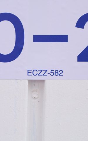 Casa à venda com 140m², 2 quartos e 2 vagasPlaca instalada no portão do imóvel em 02.06.2026 - Código da placa: ECZZ-582