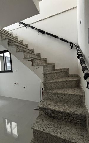 Apartamento à venda com 101m², 2 quartos e 2 vagasEscada