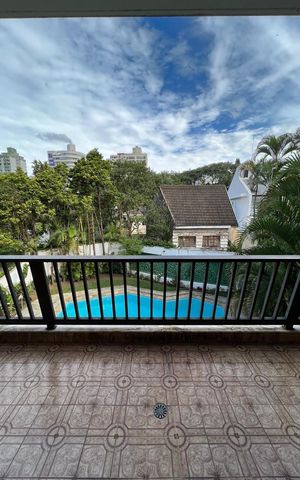 Casa à venda com 940m², 10 quartos e 9 vagas Casa à venda com 940m², 10 quartos e 9 vagasÁrea externa