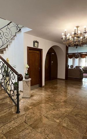 Casa à venda com 940m², 10 quartos e 9 vagas Casa à venda com 940m², 10 quartos e 9 vagasSala