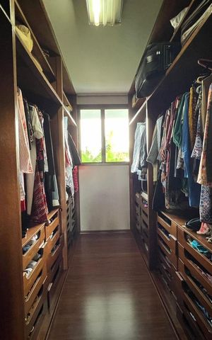 Casa à venda com 940m², 10 quartos e 9 vagas Casa à venda com 940m², 10 quartos e 9 vagasCloset da Suíte