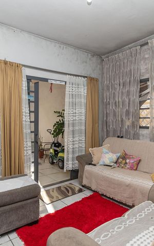 Casa à venda com 85m², 3 quartos e 1 vaga Casa à venda com 85m², 3 quartos e 1 vagaSala