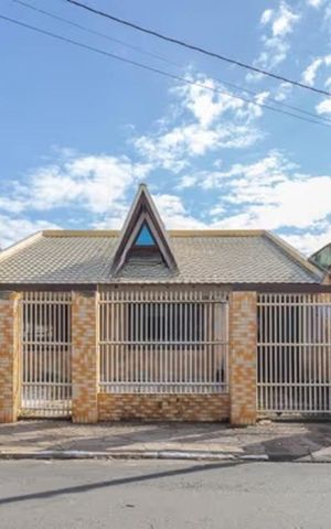 Casa para alugar com 250m², 3 quartos e 1 vaga Casa para alugar com 250m², 3 quartos e 1 vagaFachada