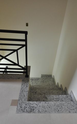 Casa à venda com 86m², 3 quartos e 3 vagasEscada e hall de circulação