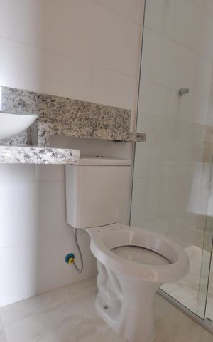Casa à venda com 86m², 3 quartos e 3 vagasBanheiro do quarto suíte