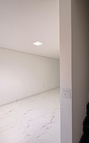 Casa à venda com 110m², 2 quartos e 2 vagas Casa à venda com 110m², 2 quartos e 2 vagasSala