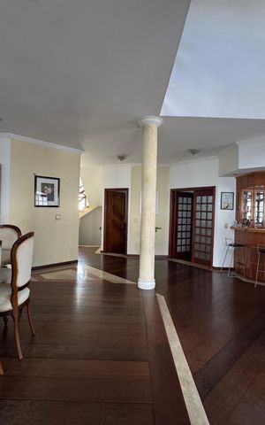Casa à venda com 200m², 6 quartos e 8 vagas Casa à venda com 200m², 6 quartos e 8 vagasSala