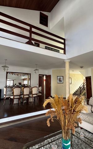 Casa à venda com 200m², 6 quartos e 8 vagas Casa à venda com 200m², 6 quartos e 8 vagasSala