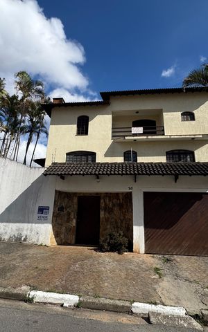 Casa à venda com 200m², 6 quartos e 8 vagas Casa à venda com 200m², 6 quartos e 8 vagasFachada com Placa
