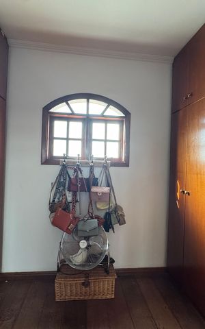 Casa à venda com 200m², 6 quartos e 8 vagas Casa à venda com 200m², 6 quartos e 8 vagasCloset