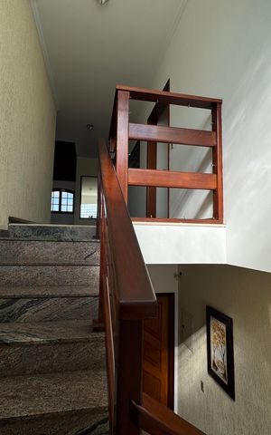 Casa à venda com 200m², 6 quartos e 8 vagas Casa à venda com 200m², 6 quartos e 8 vagasEscada