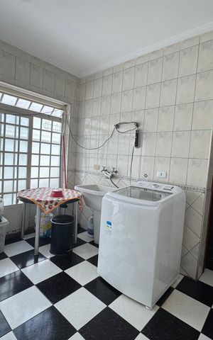 Casa à venda com 200m², 6 quartos e 8 vagas Casa à venda com 200m², 6 quartos e 8 vagasÁrea de Serviço