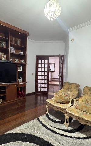Casa à venda com 200m², 6 quartos e 8 vagas Casa à venda com 200m², 6 quartos e 8 vagasSala de TV