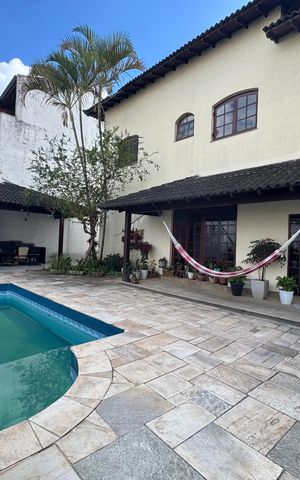 Casa à venda com 200m², 6 quartos e 8 vagas Casa à venda com 200m², 6 quartos e 8 vagasPiscina